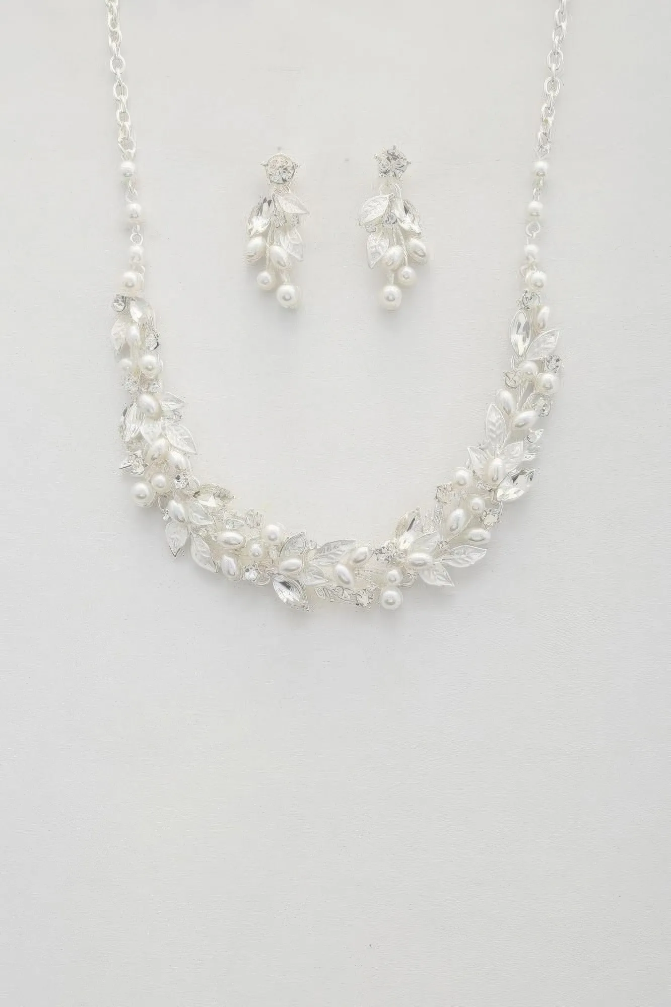 Leaf Pattern Pearl Crystal Necklace